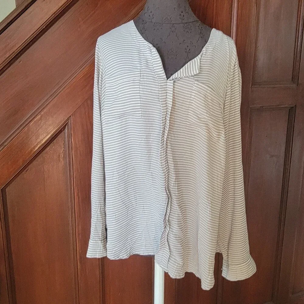 Torrid Striped Long Roll Tab Sleeve Blouse Size 0 Womens Top Large - Picture 1 of 5